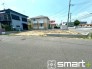 ～閑静な住宅街の立地～
・周辺は閑静な住宅街となっておりますので、静かな暮らしをご実現いただけます。
・前面道路の交通量も多くないので、小さなお子様がいるご家庭でもご安心ですね。
