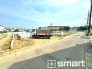 ～閑静な住宅街の立地～
・周辺は閑静な住宅街となっておりますので、静かな暮らしをご実現いただけます。
・前面道路の交通量も多くないので、小さなお子様がいるご家庭でもご安心ですね。
