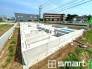 ～閑静な住宅街の立地～
・周辺は閑静な住宅街となっておりますので、静かな暮らしをご実現いただけます。
・前面道路の交通量も多くないので、小さなお子様がいるご家庭でもご安心ですね。
