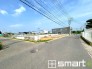 ～開放感ある角地のお住まい～
・２方向が空く事で開放感のある角地に位置しております。
・窮屈な感じが無く、ゆったりと暮らせるこの魅力をぜひ現地でご体感くださいませ。

