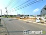 ～閑静な住宅街の立地～
・周辺は閑静な住宅街となっておりますので、静かな暮らしをご実現いただけます。
・前面道路の交通量も多くないので、小さなお子様がいるご家庭でもご安心ですね。
