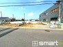 ～十分な広さのある前面道路～
・前面道路は約６ｍございますので、お車でのすれ違いも楽々で余計なストレスがかかりません。
・日々お車での移動が多い方には大切なポイントですね。
