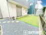 ～広々したお庭のある邸宅～
・余裕の敷地には広いお庭もご用意。
・ガーデニングや安らぎの空間として、倉庫を置いたりと様々な活用が可能です。
・人工芝の敷設などもお気軽にご相談くださいませ。
