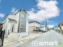 ～十分な広さのある前面道路～
・前面道路は約６ｍございますので、お車でのすれ違いも楽々で余計なストレスがかかりません。
・日々お車での移動が多い方には大切なポイントですね。
