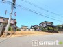 ～閑静な住宅街の立地～
・周辺は閑静な住宅街となっておりますので、静かな暮らしをご実現いただけます。
・前面道路の交通量も多くないので、小さなお子様がいるご家庭でもご安心ですね。
(１号棟)