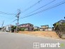 2号棟 ～閑静な住宅街の立地～
・周辺は閑静な住宅街となっておりますので、静かな暮らしをご実現いただけます。
・前面道路の交通量も多くないので、小さなお子様がいるご家庭でもご安心ですね。
