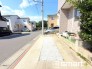 ～閑静な住宅街の立地～
・周辺は閑静な住宅街となっておりますので、静かな暮らしをご実現いただけます。
・前面道路の交通量も多くないので、小さなお子様がいるご家庭でもご安心ですね。
