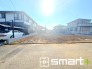 ～十分な広さのある前面道路～
・前面道路は約６ｍございますので、お車でのすれ違いも楽々で余計なストレスがかかりません。
・日々お車での移動が多い方には大切なポイントですね。（１号棟）
