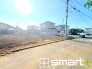 2号棟 ～十分な広さのある前面道路～
・前面道路は約６ｍございますので、お車でのすれ違いも楽々で余計なストレスがかかりません。
・日々お車での移動が多い方には大切なポイントですね。
