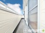 ～洗濯物も干しやすいバルコニー～
・陽当たり良好な南側のバルコニーは２部屋から出入りができて毎日のお洗濯も快適。
・物干し竿受けが標準装備されているのですぐにお使いいただけます。