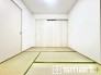 ～リビング横の和室～
・お子様のプレイルームやお昼寝、趣味のお部屋など、用途様々な１階和室。
・寝室はもちろん、玄関からも直接出入り可能なのでゲストルームにも利用できますね。
