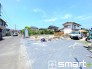 ～閑静な住宅街の立地～
・周辺は閑静な住宅街となっておりますので、静かな暮らしをご実現いただけます。
・前面道路の交通量も多くないので、小さなお子様がいるご家庭でもご安心ですね。
