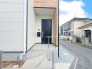 ～お住まいの顔「玄関」～
・玄関ドアの上にはもちろん軒がございますので、雨の日でも濡れずに鍵の開閉が可能です。
・鍵は防犯性に優れたディンプルキーを採用。
