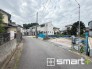 ～閑静な住宅街の立地～
・周辺は閑静な住宅街となっておりますので、静かな暮らしをご実現いただけます。
・前面道路の交通量も多くないので、小さなお子様がいるご家庭でもご安心ですね。
