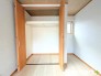 ～収納豊富な洋室～
・各居室に備え付けの収納をご用意。タンスなどを置く場合と比べ出っ張らないので部屋の中を有効のご活用いただけます。
・収納の広さなどぜひ現地でご確認くださいませ。
