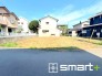 ～閑静な住宅街の立地～
・周辺は閑静な住宅街となっておりますので、静かな暮らしをご実現いただけます。
・前面道路の交通量も多くないので、小さなお子様がいるご家庭でもご安心ですね。
