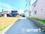 ～十分な広さのある前面道路～
・前面道路は約４ｍございますので、お車でのすれ違いも可能で余計なストレスがかかりません。
・日々お車での移動が多い方には大切なポイントですね。
