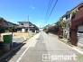 ～十分な広さのある前面道路～
・前面道路は約５ｍございますので、お車でのすれ違いも楽々で余計なストレスがかかりません。
・日々お車での移動が多い方には大切なポイントですね。
