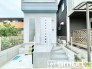 ～お住まいの顔「玄関」～
・玄関ドアの上にはもちろん軒がございますので、雨の日でも濡れずに鍵の開閉が可能です。
・鍵は防犯性に優れたディンプルキーを採用。
