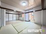～リビング横の和室～
・お子様のプレイルームやお昼寝、趣味のお部屋など、用途様々な１階和室。
・寝室はもちろん、玄関からも直接出入り可能なのでゲストルームにも利用できますね。
