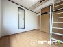 ～収納豊富な洋室～
・各居室に備え付けの収納をご用意。タンスなどを置く場合と比べ出っ張らないので部屋の中を有効のご活用いただけます。
・収納の広さなどぜひ現地でご確認くださいませ。
