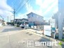 ～閑静な住宅街の立地～
・周辺は閑静な住宅街となっておりますので、静かな暮らしをご実現いただけます。
・前面道路の交通量も多くないので、小さなお子様がいるご家庭でもご安心ですね。
