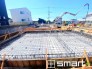 2号棟 ～ベタ基礎でしっかりとした土台～
・コンクリートの中に鉄筋を配し強度を高めた「ベタ基礎」を採用。
・しっかりとした土台を造ったうえで、その上に建物が築造されていきます。
