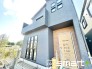 3号棟 ～ベタ基礎でしっかりとした土台～
・コンクリートの中に鉄筋を配し強度を高めた「ベタ基礎」を採用。
・しっかりとした土台を造ったうえで、その上に建物が築造されていきます。
