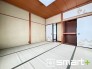 ～「和みの部屋」和室～
・寝室を和室にすることで、イグサの香りに包まれてリラックスして眠れます。
・和室にはベッドも置けるため、敷布団かベッドか選べるのも魅力の一つですね。
