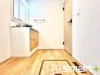 ～明るい洗面スペース～
・窓から明るい陽が入り、気持ちよく朝の支度ができますね。
・使い勝手の良い三面鏡タイプのシャワー付き洗面化粧台。鏡の裏に収納があるので洗面台周りもスッキリ。
(４号棟)