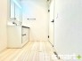 ～シャワー付き洗面台を採用～
・洗面台の蛇口がホースで伸びシャワーとしてご利用可能。
・朝の寝ぐせ直しなどにシャワーを使いたい時、洗面台の掃除をする際にも便利にお使いいただけます。

