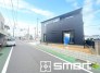 ～開放感ある角地のお住まい～
・２方向が空く事で開放感のある角地に位置しております。
・窮屈な感じが無く、ゆったりと暮らせるこの魅力をぜひ現地でご体感くださいませ。
