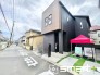 2号棟 ～閑静な住宅街の立地～
・周辺は閑静な住宅街となっておりますので、静かな暮らしをご実現いただけます。
・前面道路の交通量も多くないので、小さなお子様がいるご家庭でもご安心ですね。
