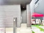 2号棟 ～ベタ基礎でしっかりとした土台～
・コンクリートの中に鉄筋を配し強度を高めた「ベタ基礎」を採用。
・しっかりとした土台を造ったうえで、その上に建物が築造されていきます。
