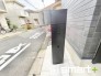 2号棟 ～十分な広さのある前面道路～
・前面道路は約５ｍございますので、お車でのすれ違いも楽々で余計なストレスがかかりません。
・日々お車での移動が多い方には大切なポイントですね。
