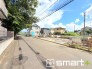 ～閑静な住宅街の立地～
・周辺は閑静な住宅街となっておりますので、静かな暮らしをご実現いただけます。
・前面道路の交通量も多くないので、小さなお子様がいるご家庭でもご安心ですね。
