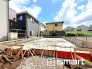 Ⅾ号棟 ～ベタ基礎でしっかりとした土台～
・コンクリートの中に鉄筋を配し強度を高めた「ベタ基礎」を採用。
・しっかりとした土台を造ったうえで、その上に建物が築造されていきます。
