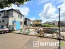 ～閑静な住宅街の立地～
・周辺は閑静な住宅街となっておりますので、静かな暮らしをご実現いただけます。
・前面道路の交通量も多くないので、小さなお子様がいるご家庭でもご安心ですね。
