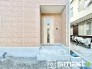 ～お住まいの顔「玄関」～
・玄関ドアの上にはもちろん軒がございますので、雨の日でも濡れずに鍵の開閉が可能です。
・鍵は防犯性に優れたディンプルキーを採用。
(１号棟)