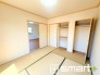 ～「和みの部屋」和室をご用意～
・ゴロンと寝転がったり、お子様のいるご家庭ではお子様を寝かしつけたり、などご活用いただける和室をご用意。
・やはり畳の香りは心が落ち着きますね。
