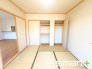 ～リビング横の和室～
・リビング横には開放感をプラスしてくれる和室。収納スペース付きで寝室にもお使いいただけます。
・お子様のプレイルームやお昼寝、趣味のお部屋など、用途様々ですね。
