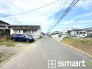 ～閑静な住宅街の立地～
・周辺は閑静な住宅街となっておりますので、静かな暮らしをご実現いただけます。
・前面道路の交通量も多くないので、小さなお子様がいるご家庭でもご安心ですね。（A号棟）
