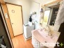 ～シャワー付き洗面台を採用～
・洗面台の蛇口がホースで伸びシャワーとしてご利用可能。
・朝の寝ぐせ直しなどにシャワーを使いたい時、洗面台の掃除をする際にも便利にお使いいただけますよ。
