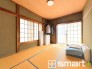 ～２面採光の明るいお部屋～
・和室は２面採光とする事で穏やかな陽の入る明るい空間となっております。
・くつろぎのプライベート時間を明るい空間で穏やかにお過ごしいただけます。
