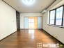 ～穏やかな陽の入るＬＤＫ～
・大きな窓のあるＬＤＫは陽当りも良好で明るい空間となっております。
・ご家族団らんなど過ごす時間の多いＬＤＫが明るいのは嬉しいポイントですね。
