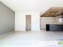 ～折下げ天井でオシャレな空間～
・キッチン部分に折下げ天井を施すことでリビングが広く見える効果もあり、開放的な空間が広がります。
・オシャレなキッチンで毎日の家事も楽しくなりますね。