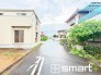～十分な広さのある前面道路～
・前面道路は約６ｍございますので、お車でのすれ違いも楽々で余計なストレスがかかりません。
・日々お車での移動が多い方には大切なポイントですね。
