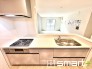 ～人気のカウンターキッチン～
・キッチンには余計な柱が無いので、リビングが見渡せ開放感のある造りとなっております。
・蛇口には浄水器が内蔵されるなど機能面でも優れたキッチンです。
