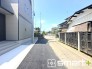 ～閑静な住宅街の立地～
・周辺は閑静な住宅街となっておりますので、静かな暮らしをご実現いただけます。
・前面道路の交通量も多くないので、小さなお子様がいるご家庭でもご安心ですね。（A号棟）
