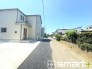 ～閑静な住宅街の立地～
・周辺は閑静な住宅街となっておりますので、静かな暮らしをご実現いただけます。
・前面道路の交通量も多くないので、小さなお子様がいるご家庭でもご安心ですね。
